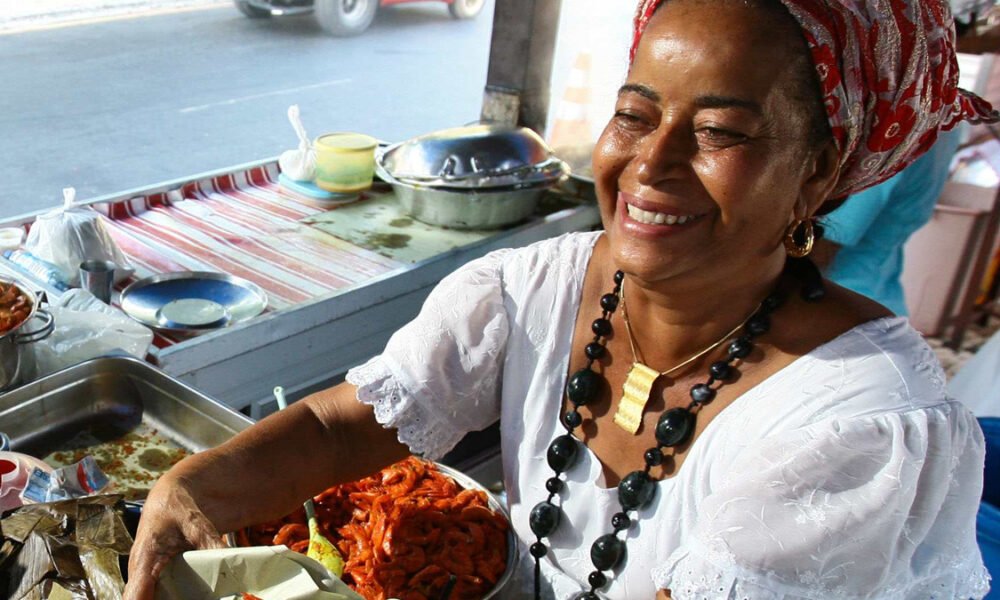 Uma das quituteiras mais famosas da Bahia, Jaciara de Jesus Santos, a Cira do Acarajé, morreu nesta sexta-feira (4), aos 67 anos. Ela vendia seus quitutes