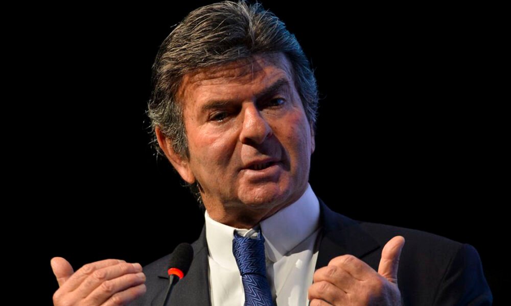 O presidente do STF, Luiz Fux, defendeu o pedido feito pela Corte à Fiocruz para reservar 7 mil doses da vacina contra a Covid-19 a ministros e servidores.