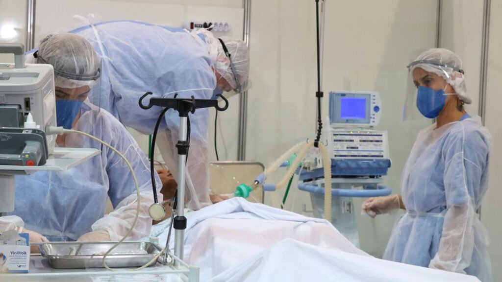 Entre março de 2020 e dezembro de 2021, morreram no Brasil mais de 4.500 profissionais da saúde pública e privada. Oito a cada dez entre os que morreram salvando vidas na pandemia eram mulheres. O levantamento divulgado na quinta (13), que cruza dados de fontes oficiais, foi feito especialmente para a Internacional de Serviços Públicos (PSI, Public Services International, da sigla em inglês), pelo estúdio de inteligência de dados Lagom Data.