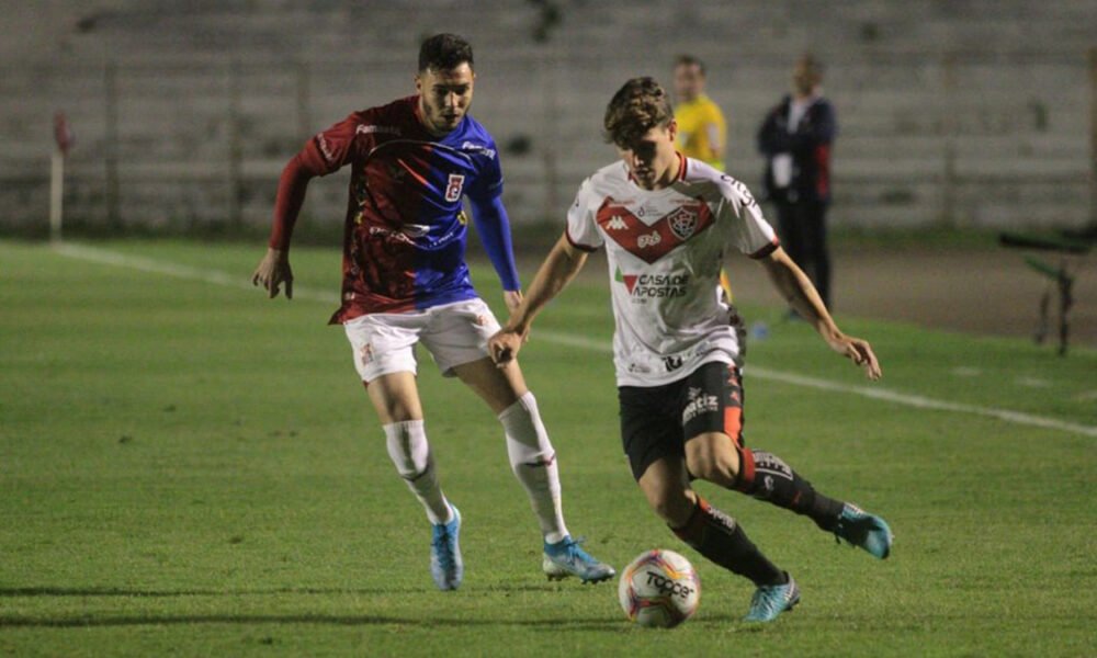 O Vitória conseguiu dois feitos inéditos na Série B do Brasileirão: ganhar fora de casa e emplacar uma sequência de duas vitórias. E que vitória. O Rubro-negro atropelou o Paraná nesta terça-feira (1º