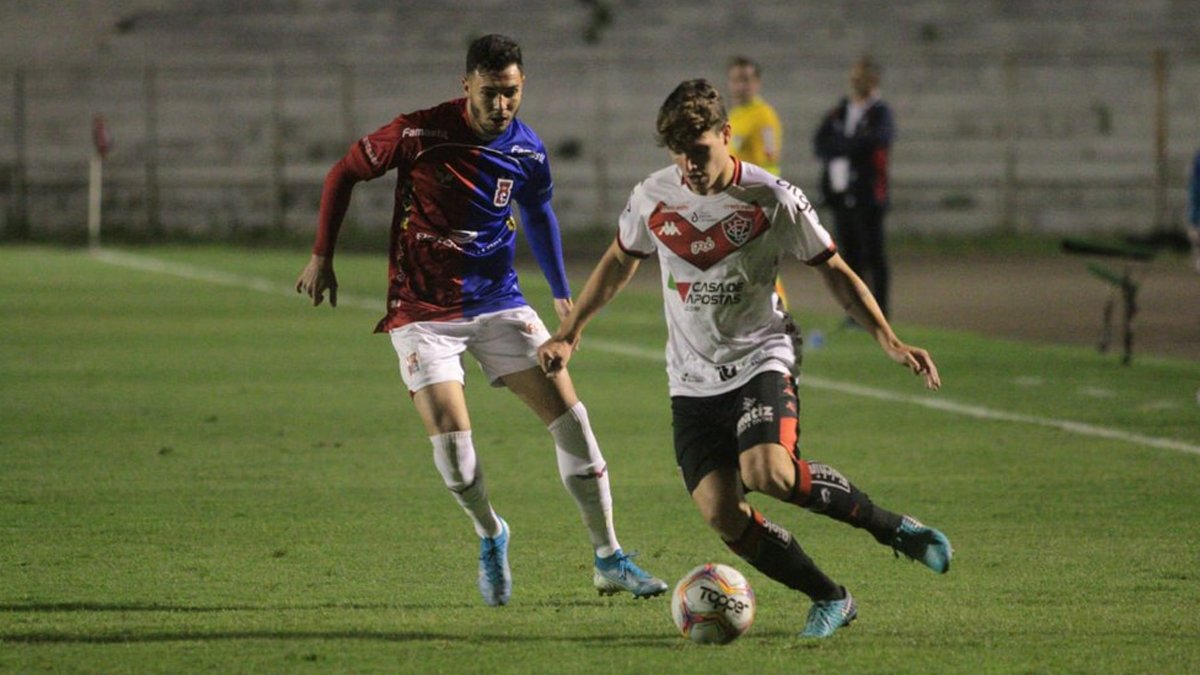 O Vitória conseguiu dois feitos inéditos na Série B do Brasileirão: ganhar fora de casa e emplacar uma sequência de duas vitórias. E que vitória. O Rubro-negro atropelou o Paraná nesta terça-feira (1º