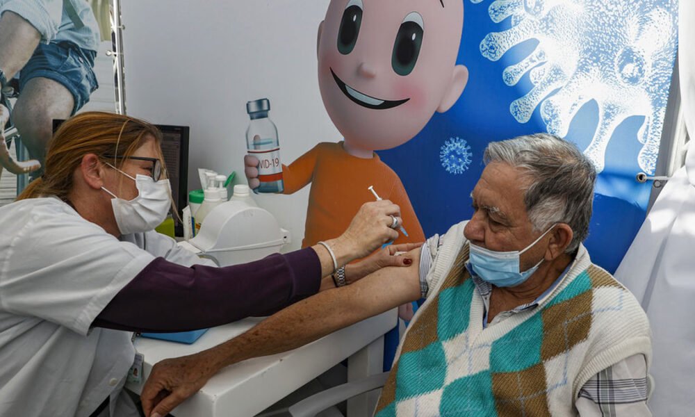 Israel registra queda de 60% nas hospitalizações de pessoas com mais de 60 anos, após a primeira dose da vacina Pfizer-BioNTech, que começou a ser