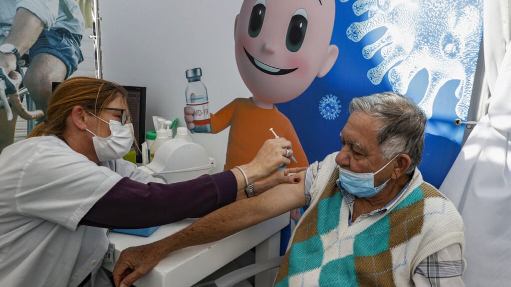 Israel registra queda de 60% nas hospitalizações de pessoas com mais de 60 anos, após a primeira dose da vacina Pfizer-BioNTech, que começou a ser