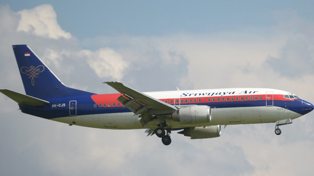 Um avião da companhia Sriwijaya Air, com mais de 60 pessoas a bordo, perdeu contato com a torre de controle após decolar do aeroporto de