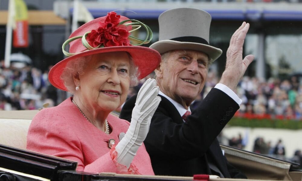 A rainha Elizabeth II e seu marido, o príncipe Philip, receberam vacinas contra a Covid-19, informou o Palácio de Buckingham neste sábado (9).