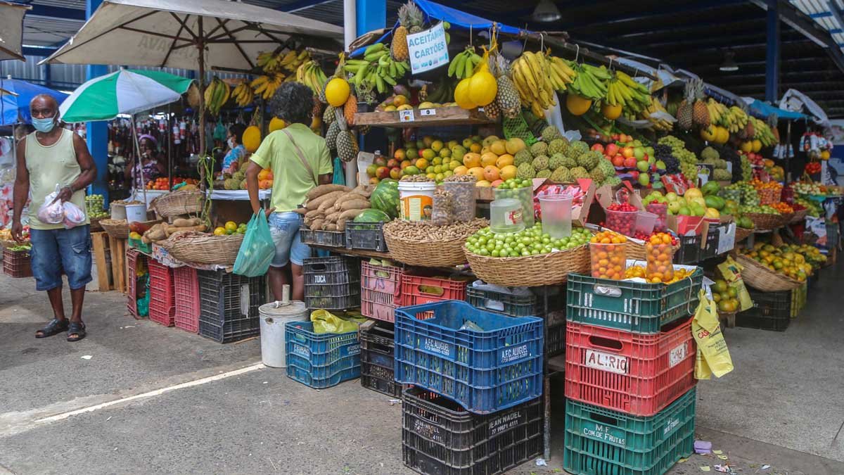 O lado positivo é que a estação mais quente do ano também é o ponto alto da produção de diversas frutas, disponíveis nos mercados e feiras da cidade