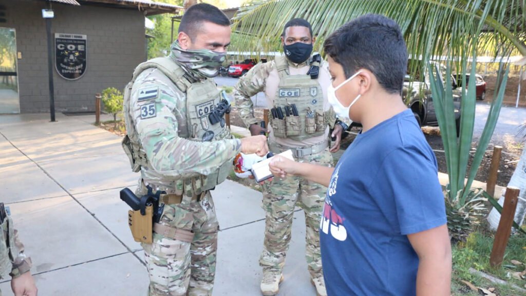 O garoto Rafael, de 11 anos, reencontrou no final da tarde de terça-feira (5), a equipe da Coordenação de Operações Especiais (COE) que o libertou de dois criminosos