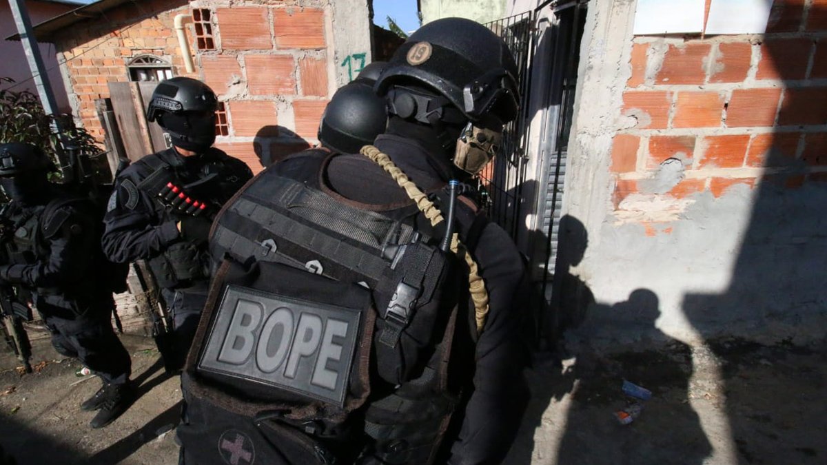 Ação conjunta das polícias Militar e Civil apreendeu duas submetralhadoras, uma pistola e munições, no bairro de Sete de Abril, em Salvador.