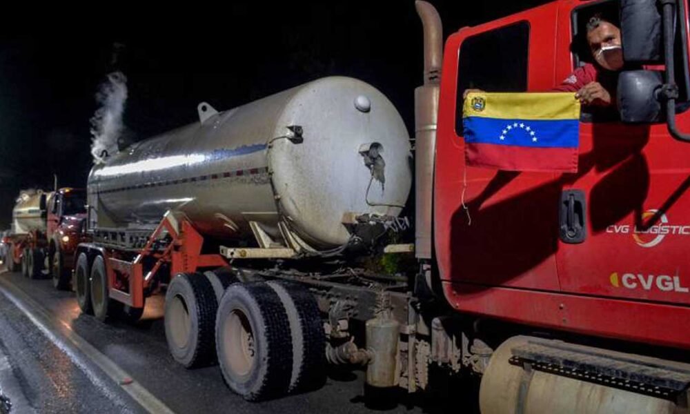 Cinco caminhões com oxigênio doado pela Venezuela chegaram na noite desta terça (19) a Manaus (AM), cidade que enfrenta o desabastecimento