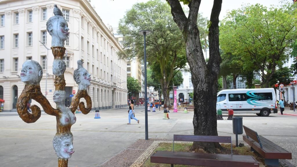 Uma infinidade de cores e formas de todo tipo invadiu o histórico bairro do Comércio para celebrar com vida, arte e religiosidade a chegada do novo ano