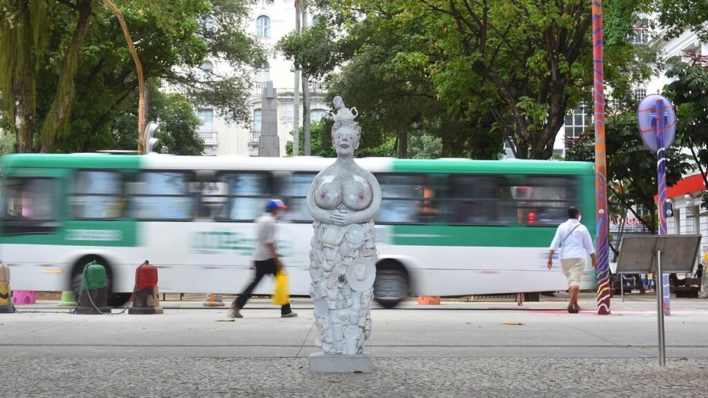 Uma infinidade de cores e formas de todo tipo invadiu o histórico bairro do Comércio para celebrar com vida, arte e religiosidade a chegada do novo ano