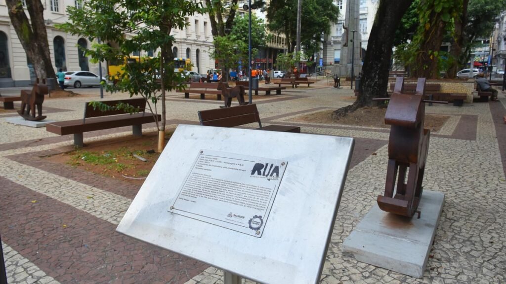 Uma infinidade de cores e formas de todo tipo invadiu o histórico bairro do Comércio para celebrar com vida, arte e religiosidade a chegada do novo ano