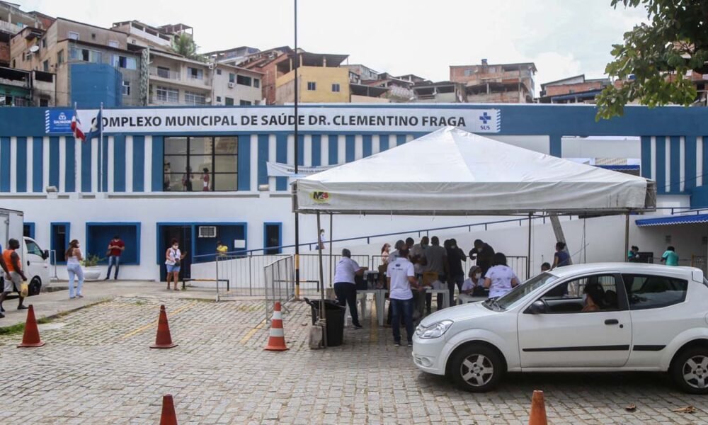 A Prefeitura ampliou para três o número de postos de vacinação no esquema drive thru na capital baiana nesta sexta-feira (29). Além da Arena Fonte Nova