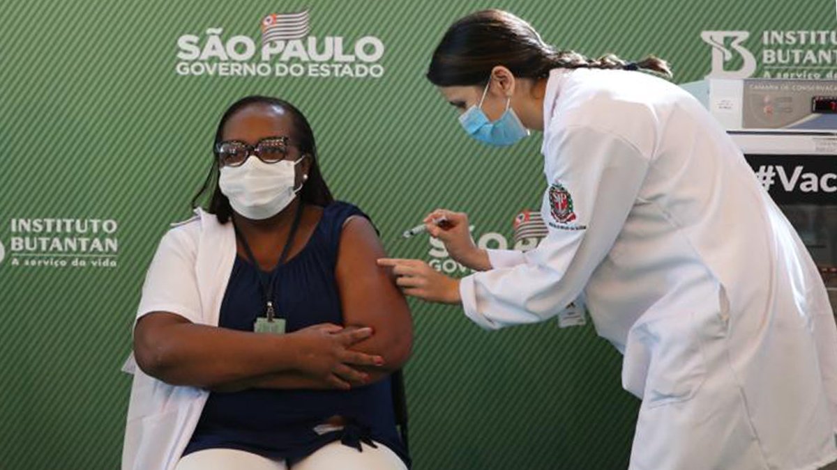 Uma enfermeira negra do hospital Emílio Ribas, que está há oito meses na linha de frente do combate ao coronavírus, foi a primeira brasileira