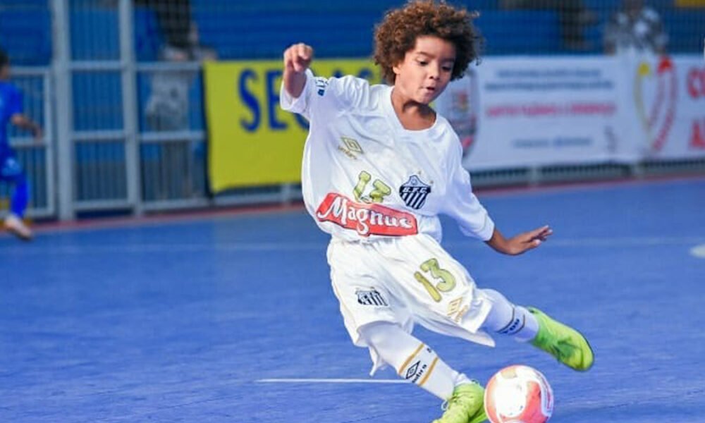 O garoto Kauan Basile, de apenas 8 anos, jogador de futsal do sub-9 do Santos, tornou-se o atleta brasileiro mais jovem a assinar contrato com a Nike