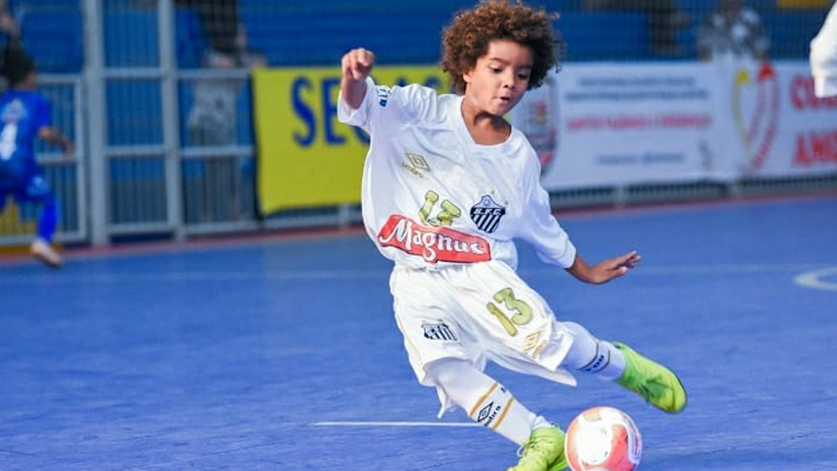 O garoto Kauan Basile, de apenas 8 anos, jogador de futsal do sub-9 do Santos, tornou-se o atleta brasileiro mais jovem a assinar contrato com a Nike