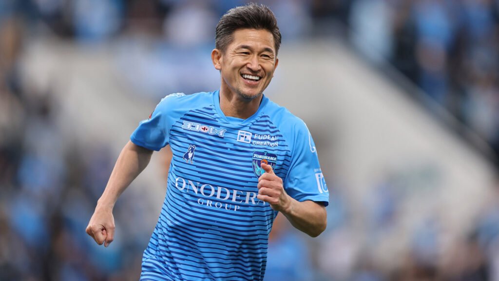 O atacante japonês Kazu Miura completará 54 anos no dia 26 de fevereiro e renovou seu contrato com o Yokohama FC por mais uma temporada