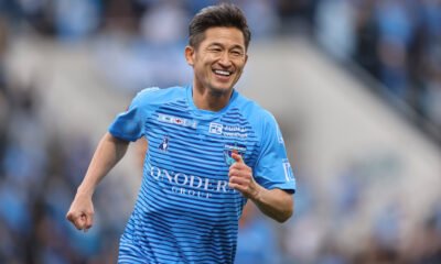 O atacante japonês Kazu Miura completará 54 anos no dia 26 de fevereiro e renovou seu contrato com o Yokohama FC por mais uma temporada