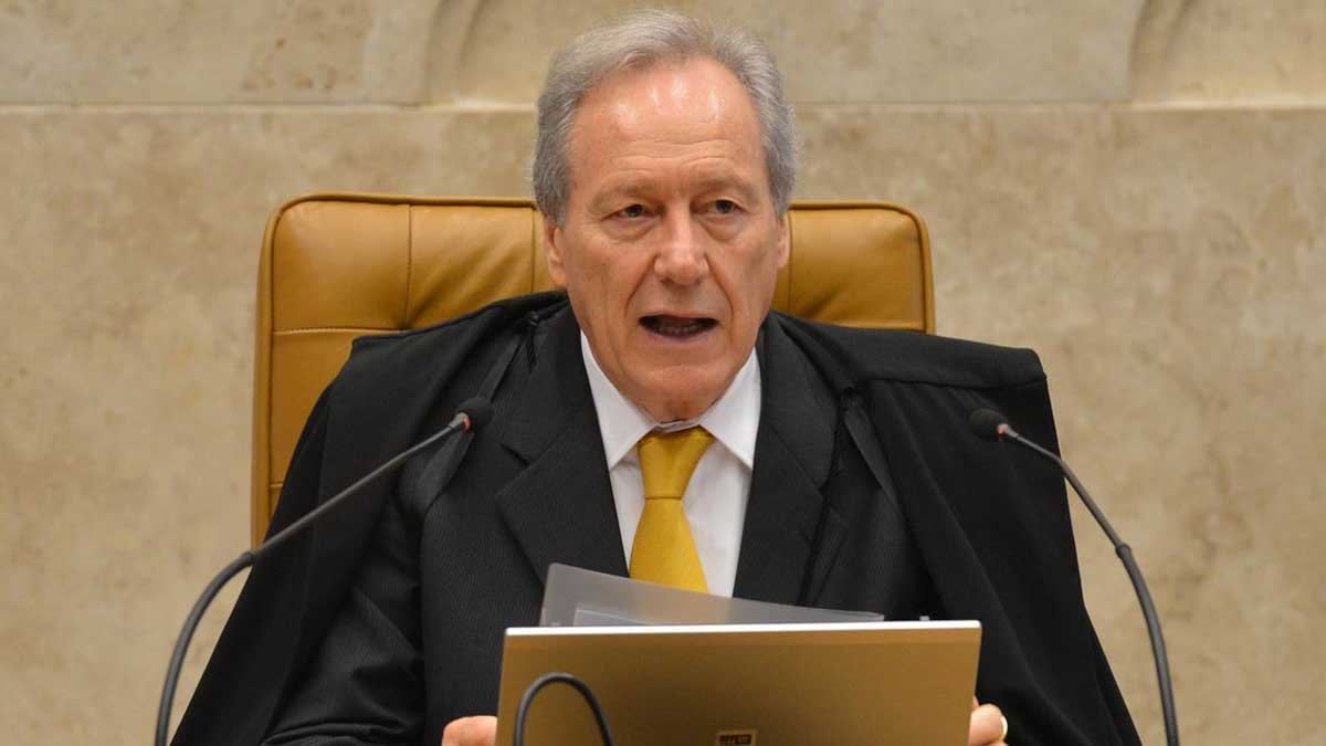 O ministro do Supremo Tribunal Federal (STF) Ricardo Lewandowski negou os pedidos de habeas corpus de dois presos acusados de participar dos