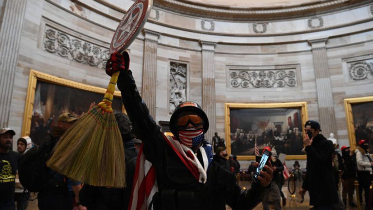 Quinze pessoas foram indiciadas pelo ataque ao Capitólio dos Estados Unidos, incluindo o homem fotografado no gabinete da líder democrata Nancy Pelosi,