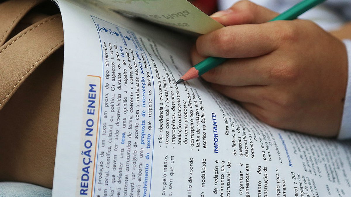 O Ministério da Educação (MEC) anunciou na quinta-feira (17), o novo modelo do Exame Nacional do Ensino Médio (Enem), que começará a valer a partir de 2024. Segundo o MEC, as mudanças acompanham “as novas diretrizes do Novo Ensino Médio, já em implantação no país.”