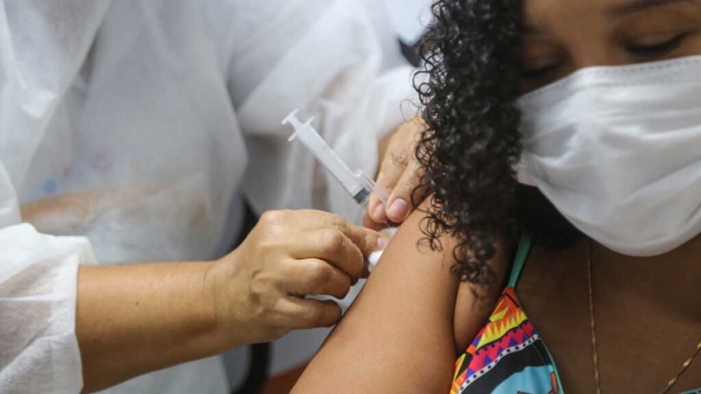 O segundo dia de vacinação contra a Covid-19 em Salvador vai priorizar os profissionais de saúde. A campanha recomeça nesta quarta-feira