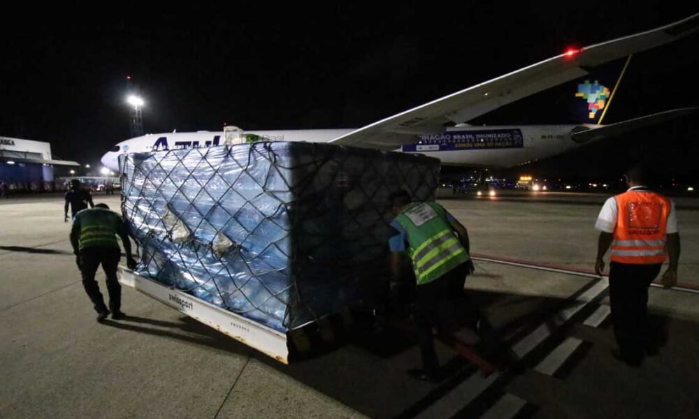A tão esperada vacina contra a Covid-19 já está em solo baiano. A primeira carga com as 376.600 doses da Coronovac – imunizante desenvolvido pelo Butantan,