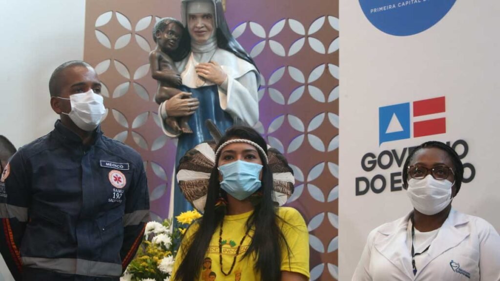 Uma enfermeira de 53 anos, uma idosa de 83, um médico de 30, todos negros, e uma índia do povo Tuxá de 31 anos foram as quatro primeiras pessoas