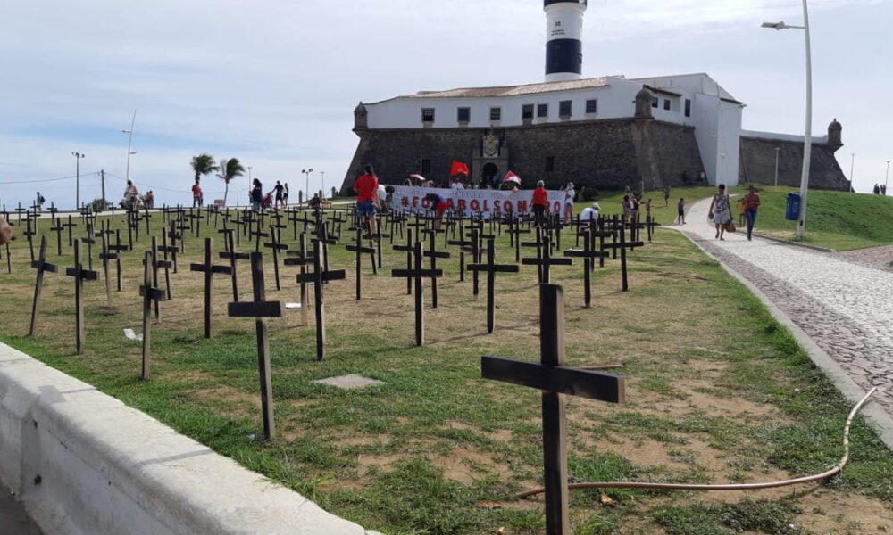 Movimentos populares realizaram um ato na tarde desta sexta, na orla de Salvador, onde foram colocadas mais de 200 cruzes em frente ao Farol da Barra,