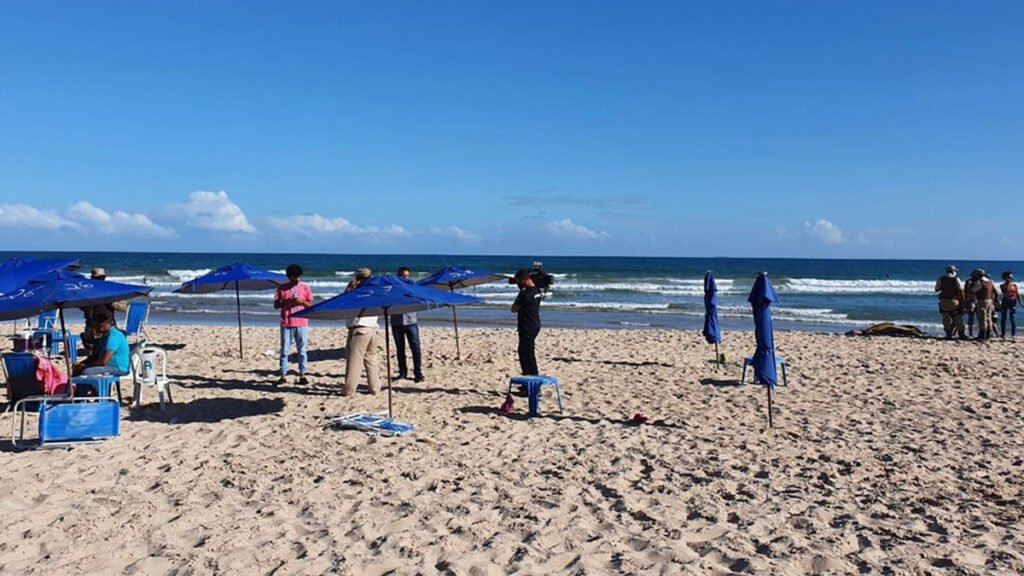 Um atentado a tiros na praia de Jaguaribe, em Salvador, na tarde desta terça-feira (5) deixou três pessoas mortas e três outras feridas.