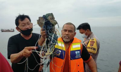 Equipes de resgate da Indonésia encontraram, neste domingo (10), destroços, restos de corpos e as caixas-pretas no mar de Java, um dia depois que