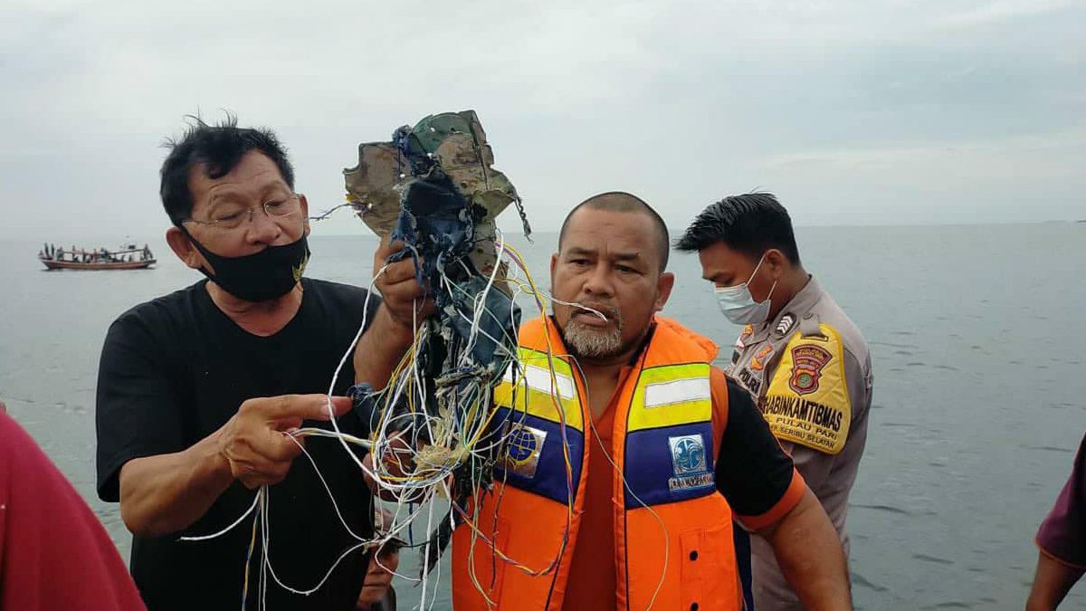Equipes de resgate da Indonésia encontraram, neste domingo (10), destroços, restos de corpos e as caixas-pretas no mar de Java, um dia depois que