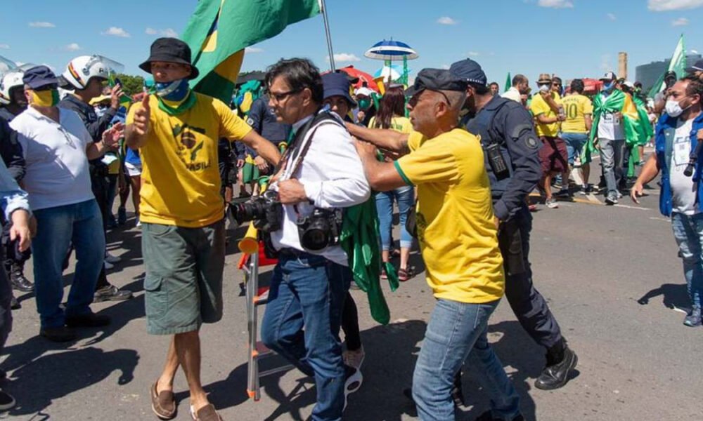 A Federação Nacional dos Jornalistas (Fenaj) lançou nesta terça-feira (26), o Relatório da Violência contra Jornalista e Liberdade de Imprensa 2020.