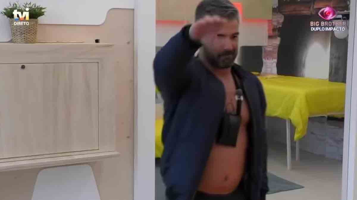 O português Hélder Teixeira foi expulso do Big Brother Portugal ao fazer uma saudação nazista dentro da casa. O anúncio foi dado ao vivo pela TVI,