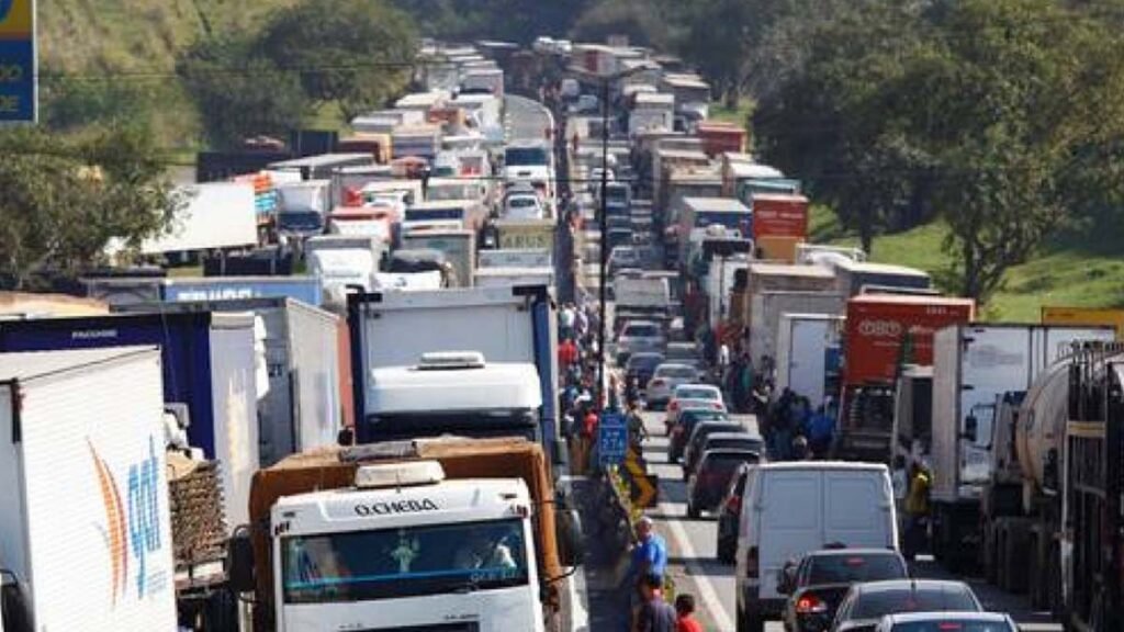 Os caminhoneiros pretendem realizar uma nova paralisação por tempo indeterminado, a partir desta segunda-feira (1º). Segundo matéria do