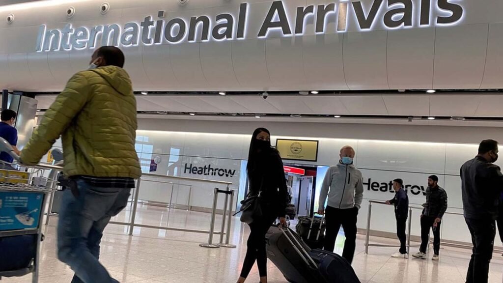 O Reino Unido decidiu barrar viajantes oriundos do Brasil, Portugal e de outros 14 países por conta de uma nova variante do coronavírus. A proibição,