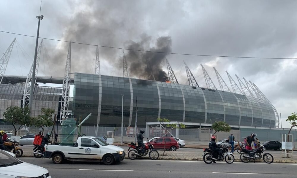 Um incêndio atinge a área interna da Arena Castelão, em Fortaleza, na manhã deste sábado (30). Informações preliminares dão conta que as chamas