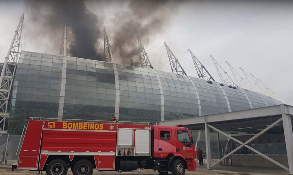 O incêndio que atingiu a Arena Castelão, em Fortaleza, na manhã deste sábado (30) foi controlado pelo Corpo de Bombeiros. O fogo, que começou