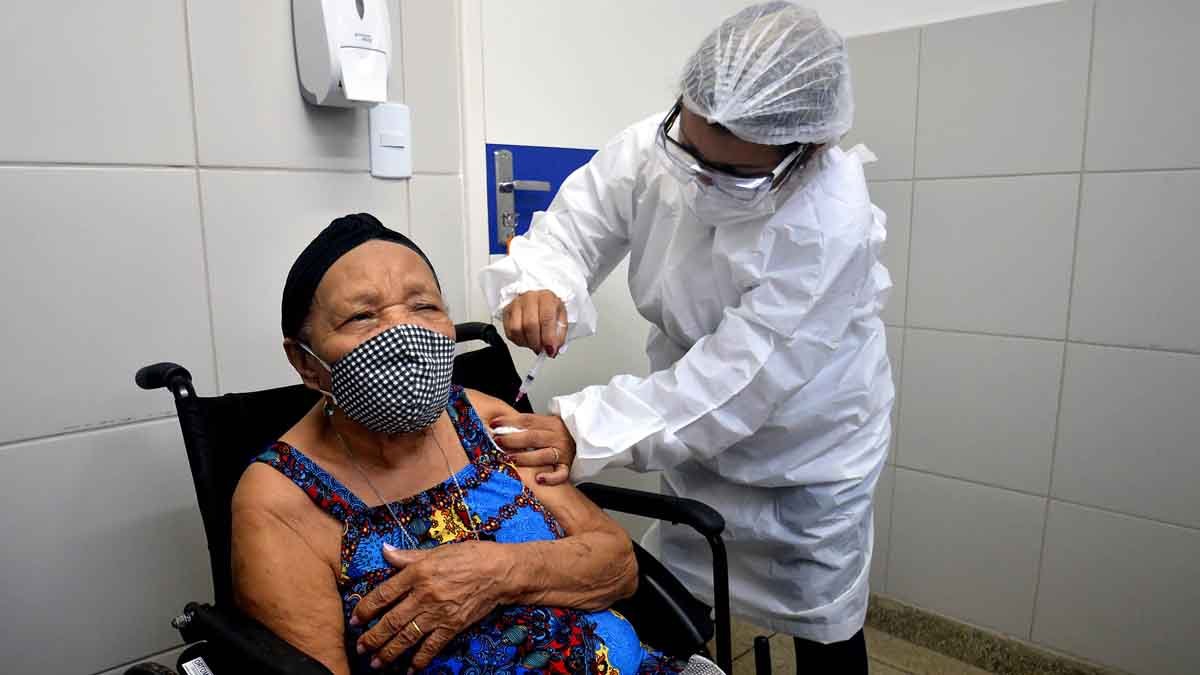 O objetivo é coibir a prática de furar a fila de vacinação contra o novo coronavírus e outros desvios. A matéria segue para análise do Senado.