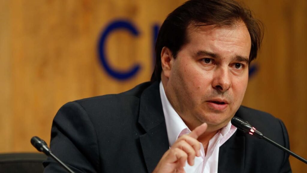 Uma reunião tensa na casa do presidente da Câmara, Rodrigo Maia (DEM-RJ), ocorreu na noite deste domingo (31). Nela, líderes e presidentes de