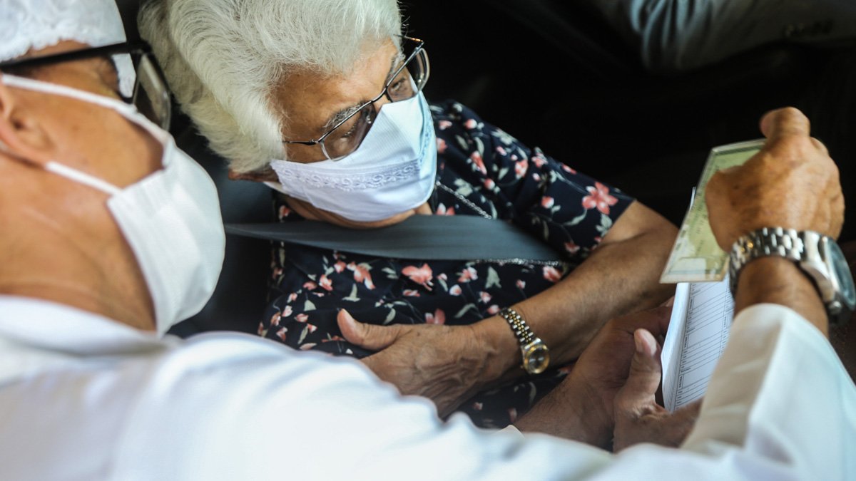 A Prefeitura de Salvador vai retomar a vacinação de idosos na faixa etária de 80 anos, nesta quinta-feira (25). A medida foi possível devido à chegada