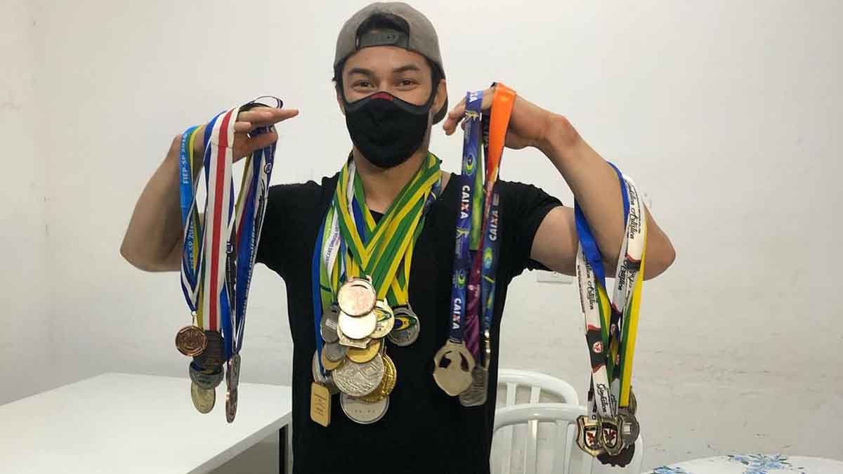 O ginasta Arthur Nory, bronze nos Jogos Olímpicos do Rio-2016 e ouro no Mundial de 2019, conseguiu reaver as suas medalhas roubadas após dois bandidos