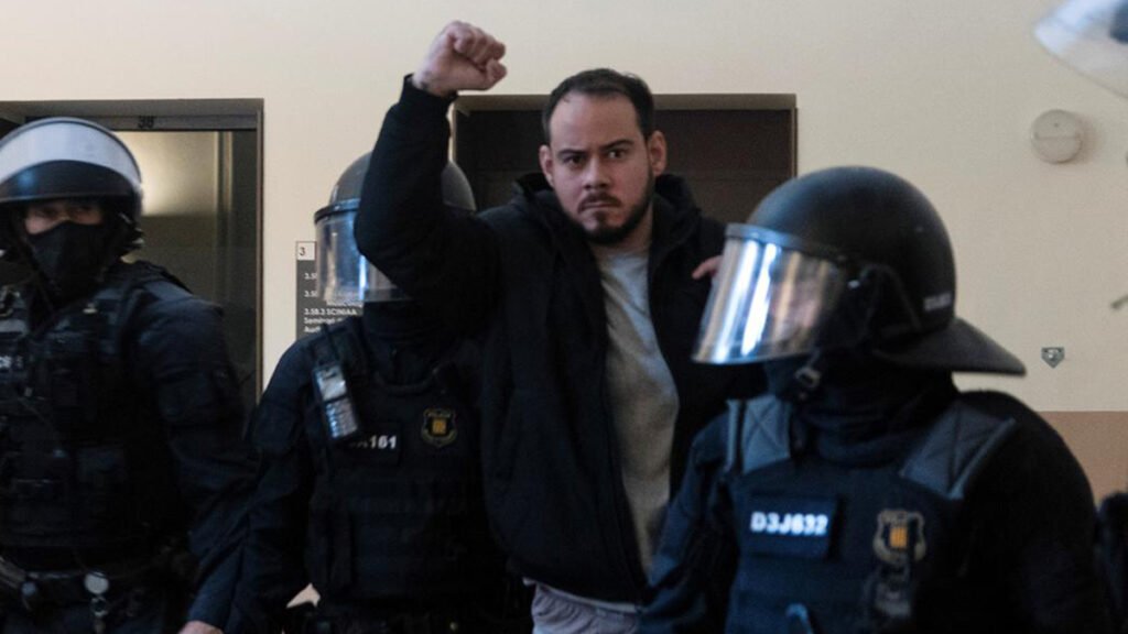 A polícia espanhola prendeu nesta terça-feira (16), na Universidade de Lérida, o rapper Pablo Rivadulla Duró, conhecido como Pablo Hasél.