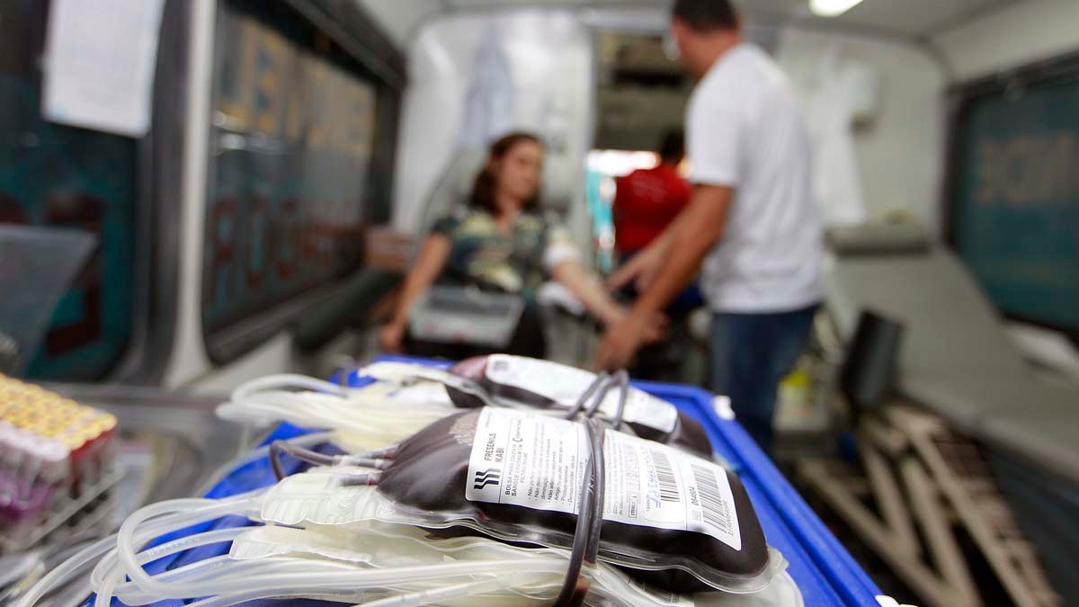 Hemoba convida os baianos para doarem sangue antes de serem vacinados, em função do inaptidão temporária para doação após o recebimento da vacina.