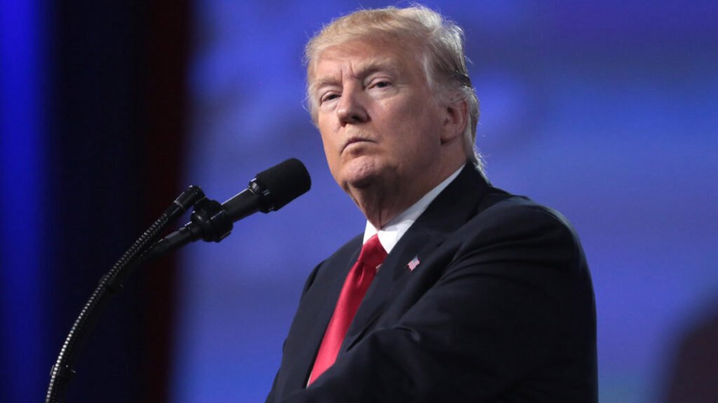 O ex-presidente Donald Trump foi absolvido, neste sábado (13), de incitar o ataque ao Capitólio no dia de 6 de janeiro, tornando-se o primeiro presidente