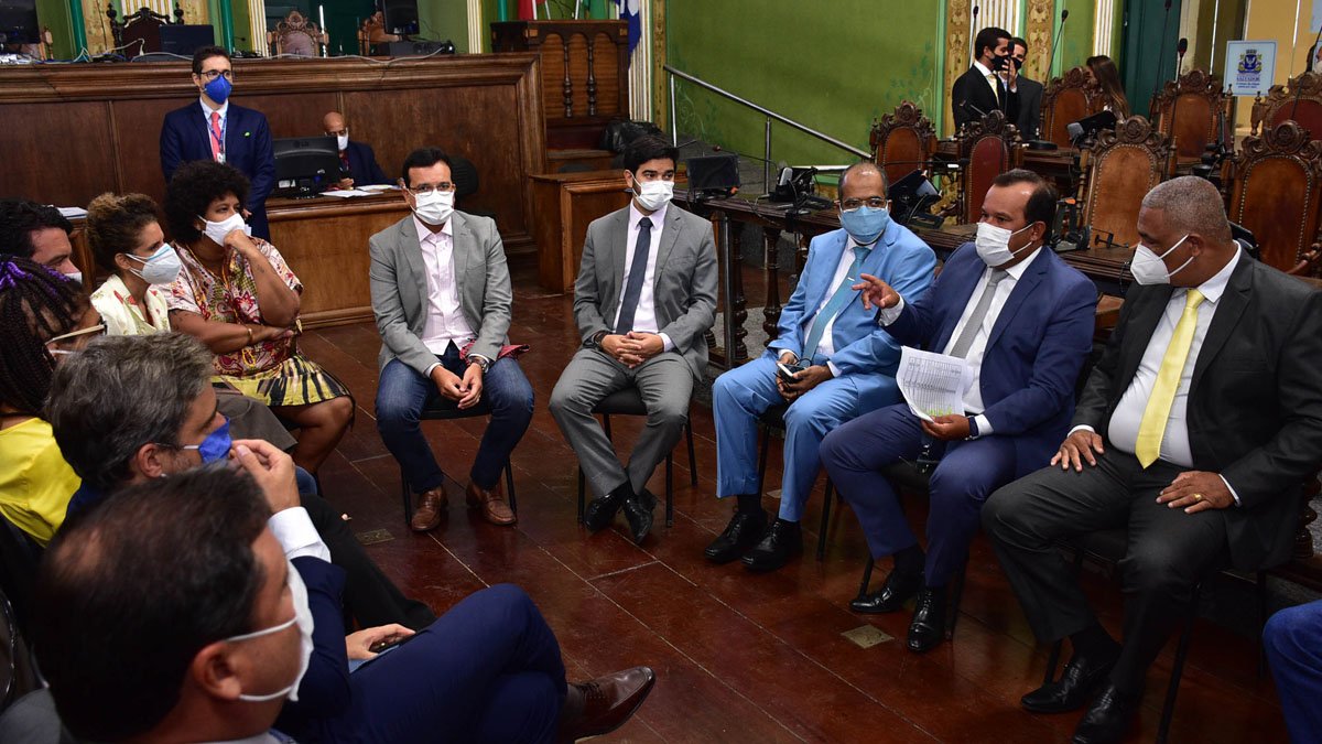 uma portaria no Diário Oficial desta quarta-feira (24), que restringe o acesso a dois assessores parlamentares por vez nos gabinetes dos vereadores