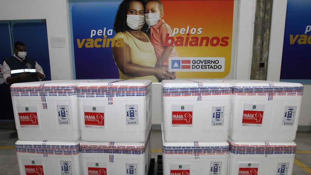 A segunda dose da vacina Coronavac começará a ser aplicada na próxima segunda-feira (15). Os imunizantes contra a Covid-19 já estão na