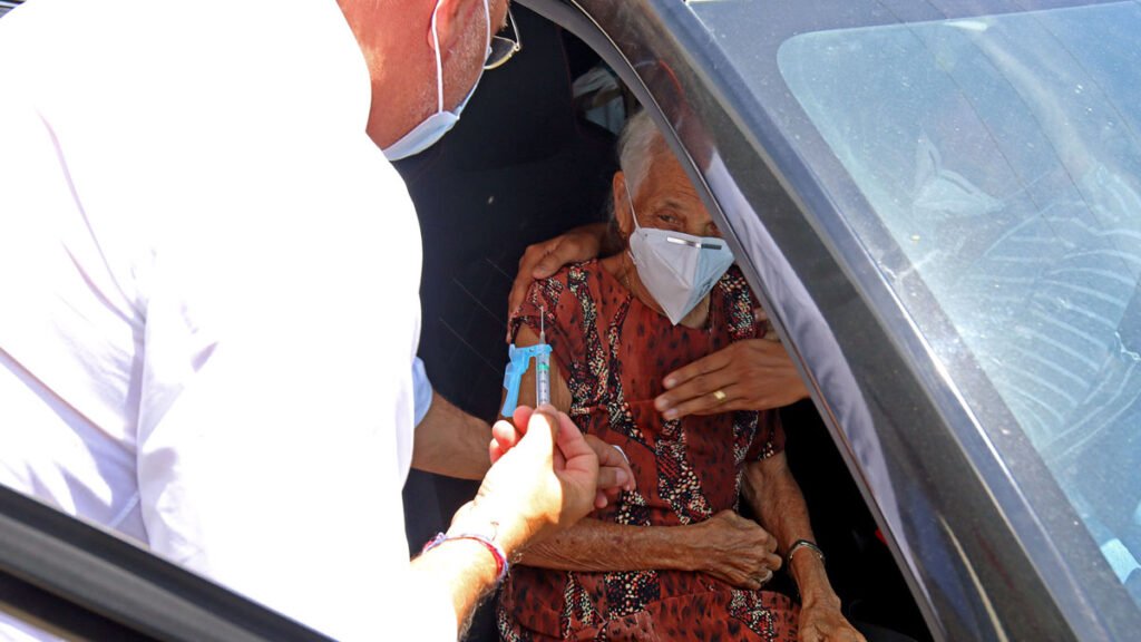 A Bahia iniciou nesta segunda-feira (8), a vacinação contra a Covid-19 de idosos acima dos 80 anos. Em Lauro de Freitas, onde o secretário da Saúde
