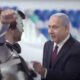 O primeiro-ministro de Israel, Benjamin Netanyahu, publicou um vídeo em suas redes sociais para estimular a vacinação no país. Netanyahu aparece