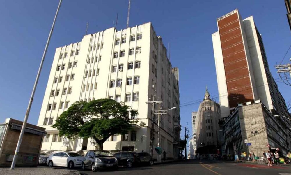 Ao lado da estátua de Castro Alves, no Centro Histórico de Salvador, e de frente para a Baía de Todos-os-Santos, o Palácio dos Esportes, pertencente ao Estado